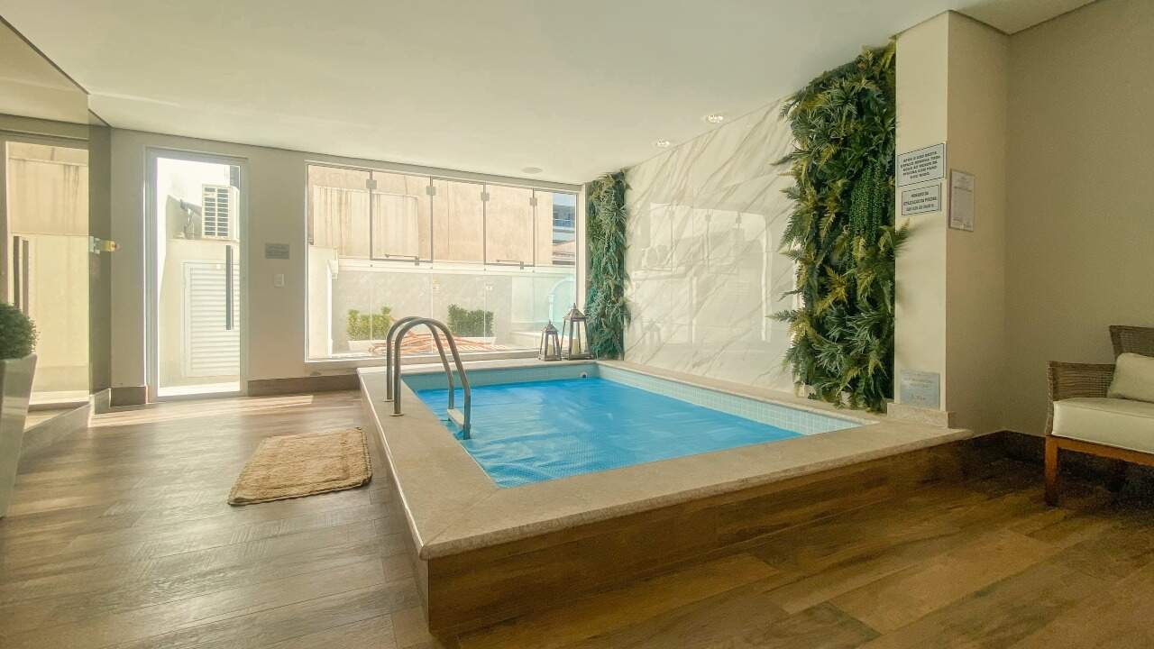 Apartamento à venda no Meia Praia: Piscina aquecida
