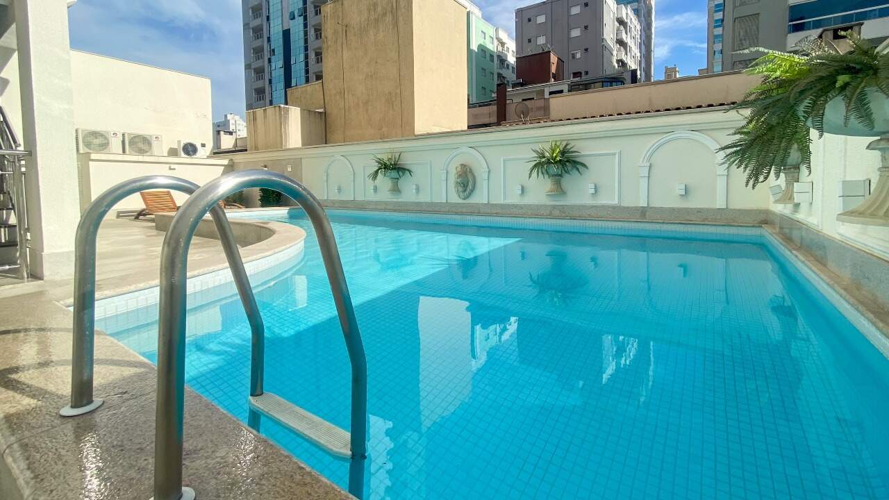 Apartamento à venda no Meia Praia: Piscina