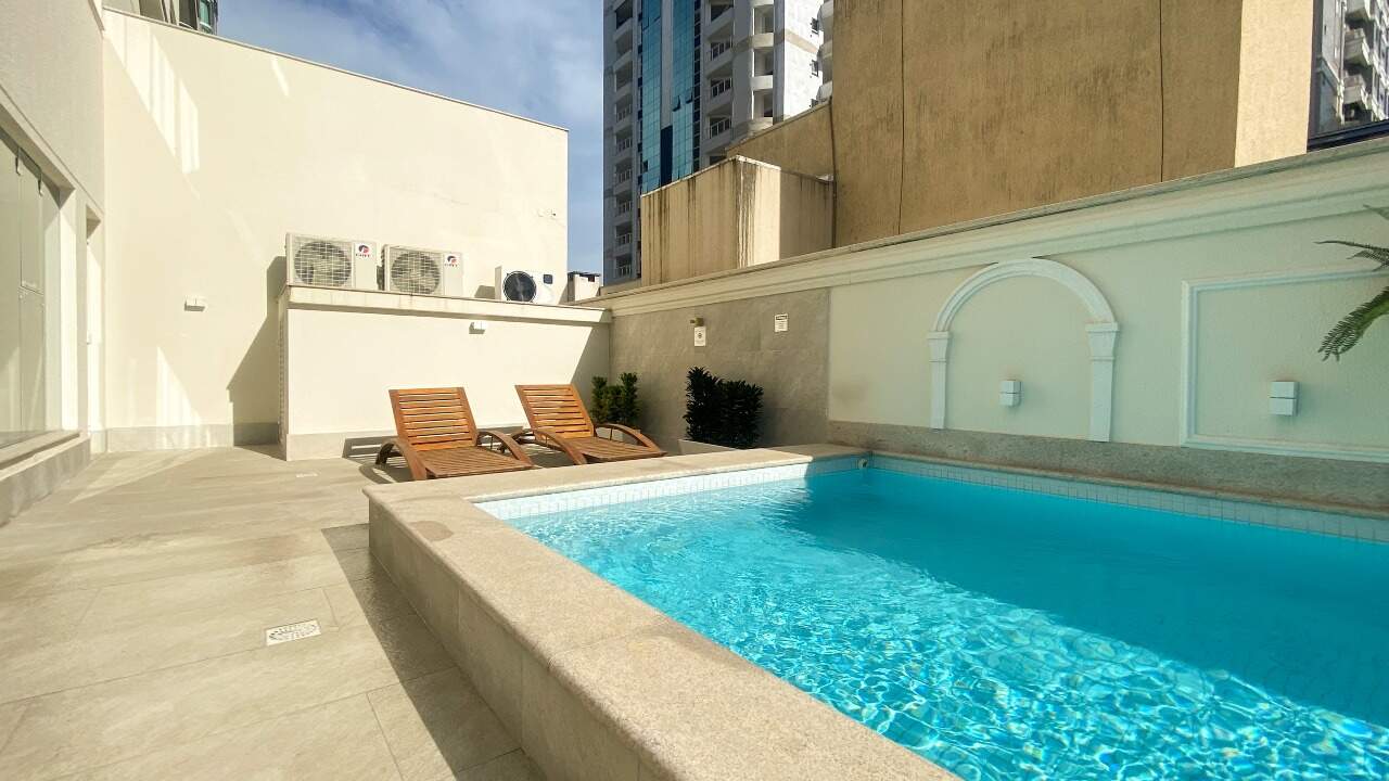 Apartamento à venda no Meia Praia: Piscina