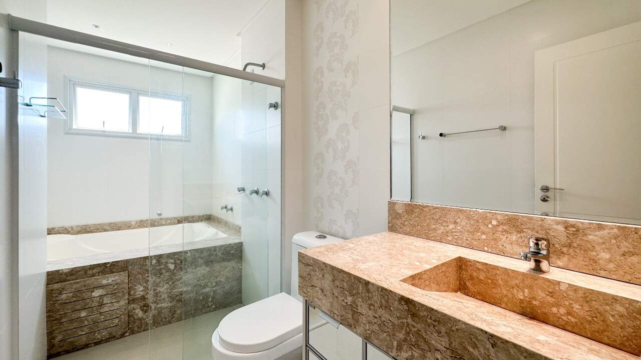 Apartamento à venda no Meia Praia: Banheiro da suíte master