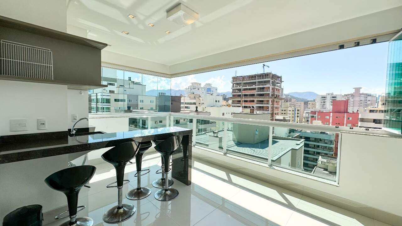 Apartamento à venda no Meia Praia: Sacada com churrasqueira