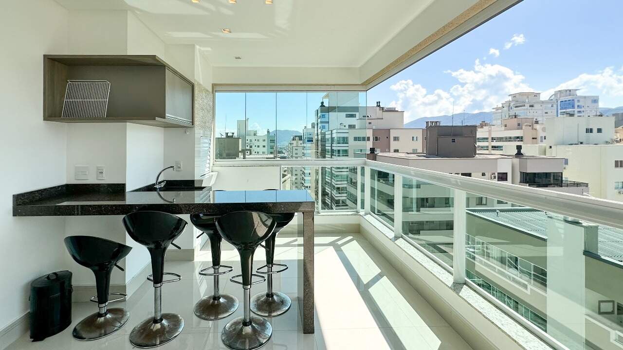 Apartamento à venda no Meia Praia: Sacada com churrasqueira