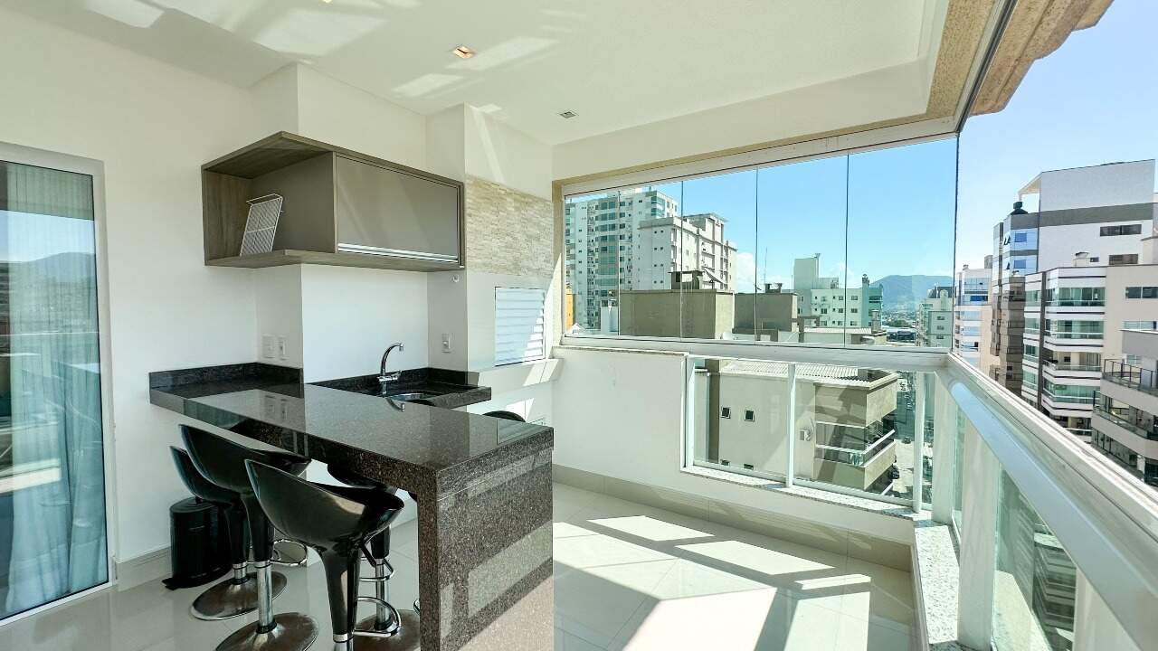 Apartamento à venda no Meia Praia: Sacada com churrasqueira