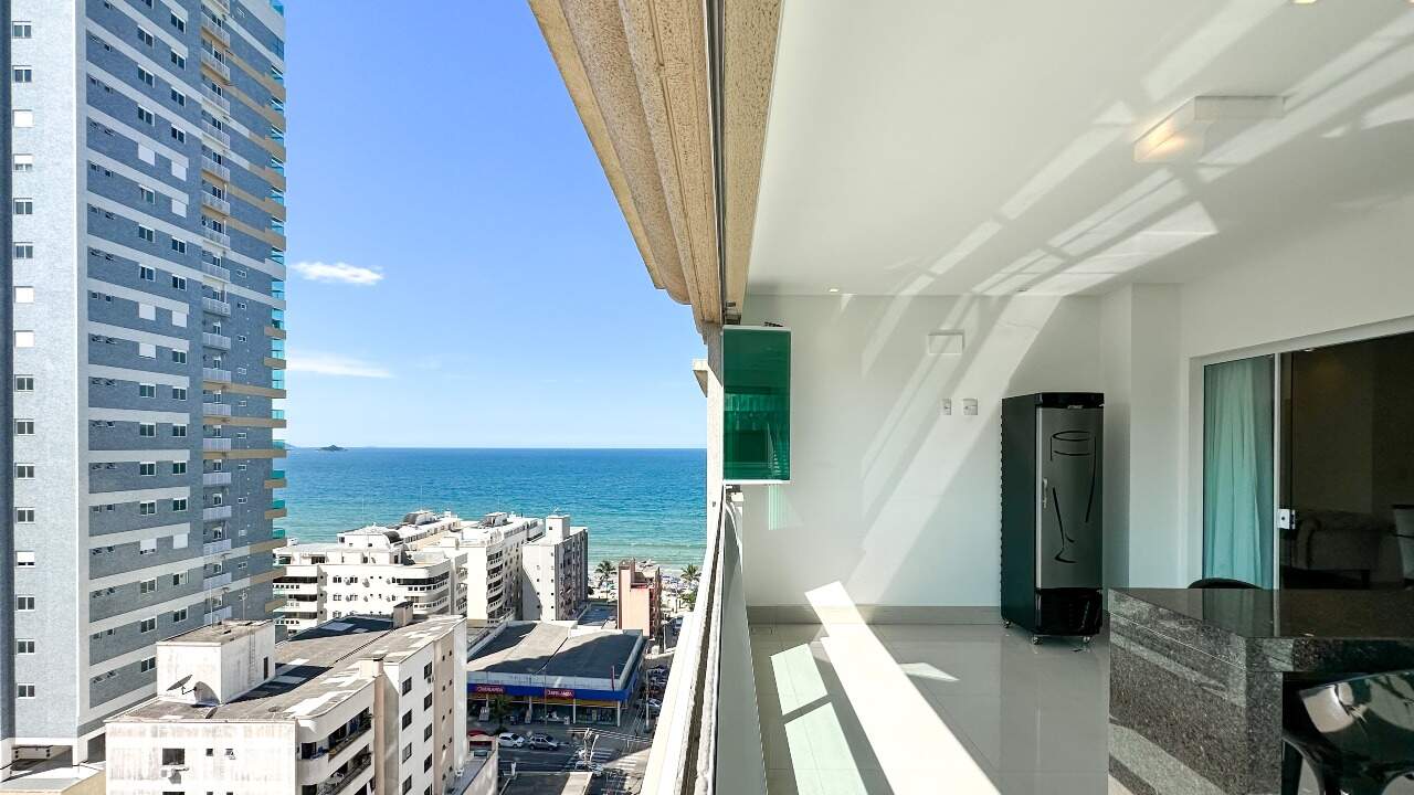 Apartamento à venda no Meia Praia: Área gourmet com vista para o mar