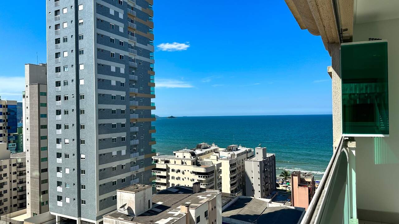 Apartamento à venda no Meia Praia: Vista mar do apartametno