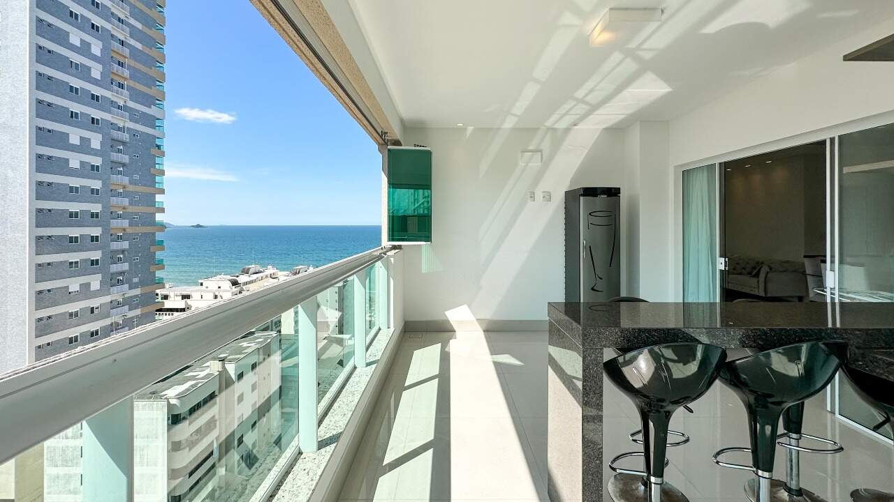 Apartamento à venda no Meia Praia: Área gourmet com vista para o mar