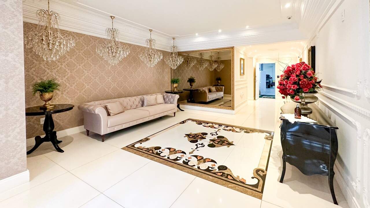 Apartamento à venda no Meia Praia: Hall de entrada