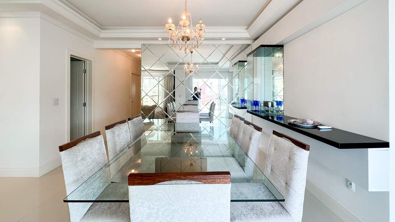 Apartamento à venda no Meia Praia: Sala de jantar