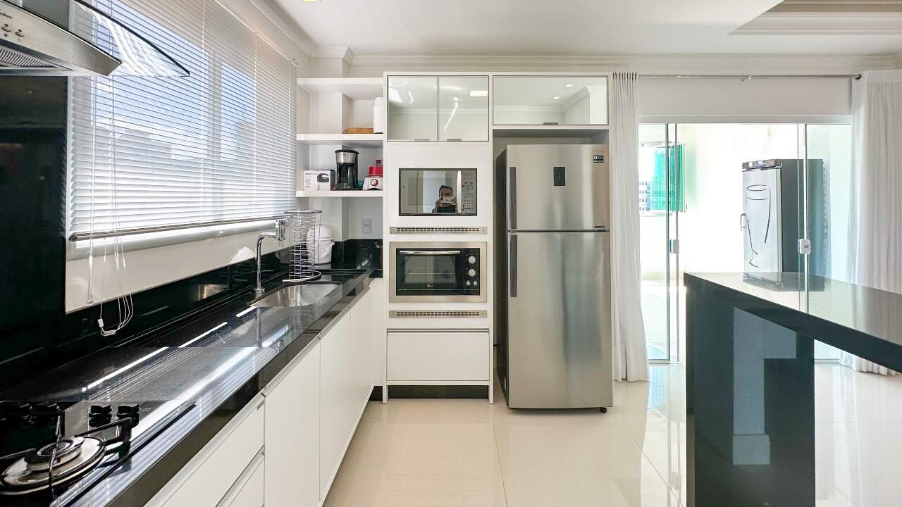 Apartamento à venda no Meia Praia: Cozinha