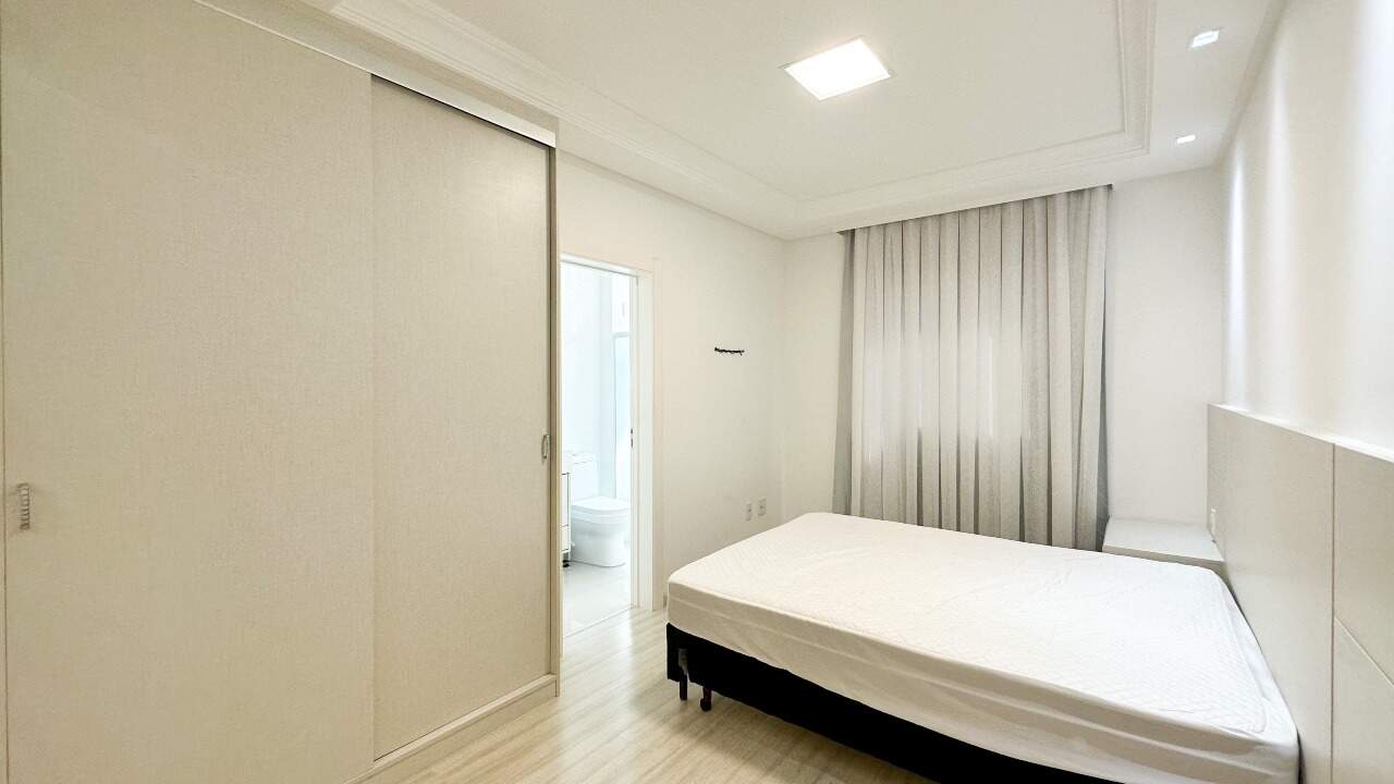 Apartamento à venda no Meia Praia: Suíte 03