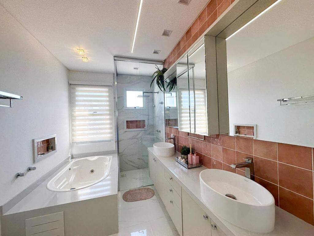 Apartamento à venda no Meia Praia: Banheiro suíte 02