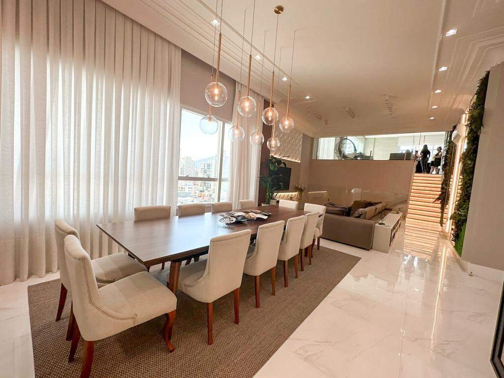 Apartamento à venda no Meia Praia: Sala de jantar