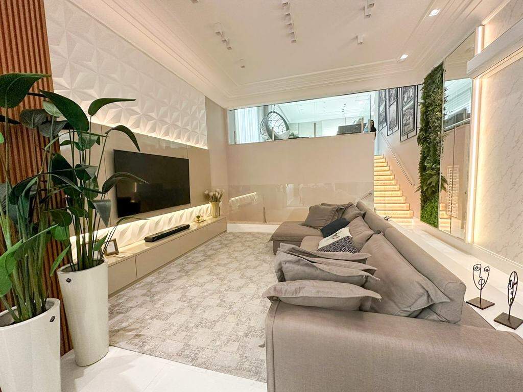 Apartamento à venda no Meia Praia: Living 