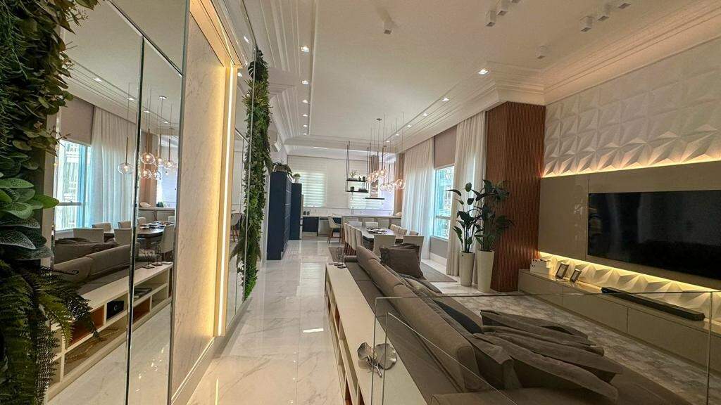 Apartamento à venda no Meia Praia: Living