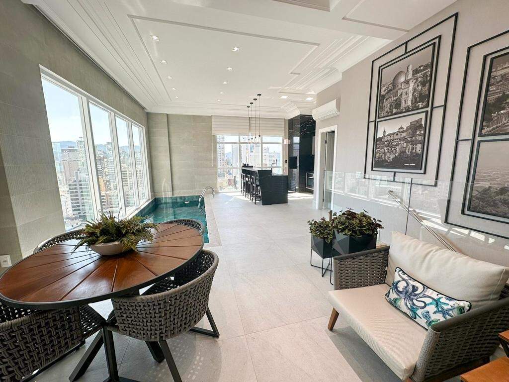 Apartamento à venda no Meia Praia: Área gourmet com piscina 