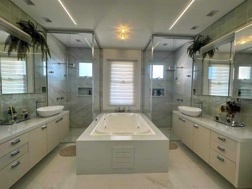 Apartamento à venda no Meia Praia: Banheiro suíte master