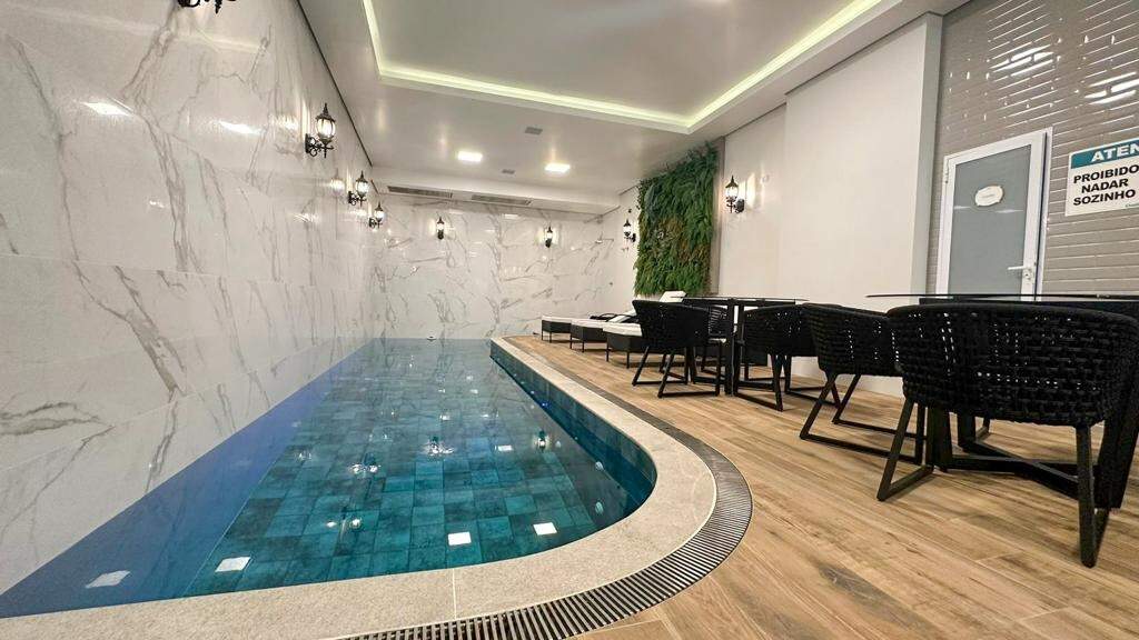 Apartamento à venda no Meia Praia: Piscina do lazer