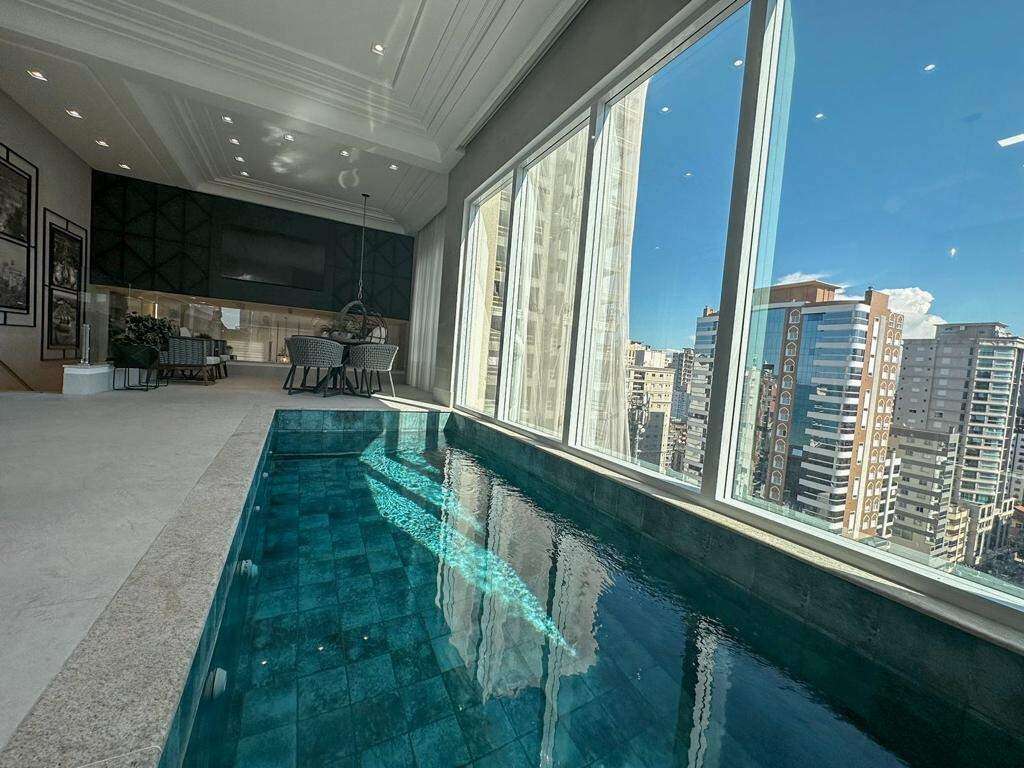 Apartamento à venda no Meia Praia: Piscina privativa