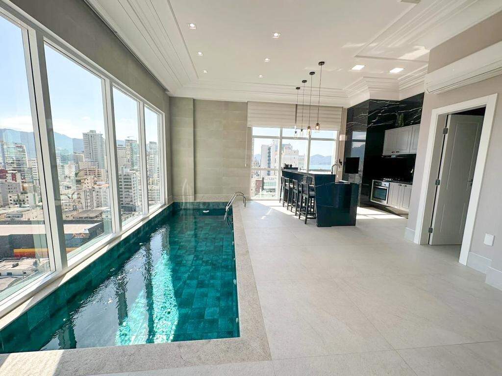 Apartamento à venda no Meia Praia: Área gourmet com piscina 