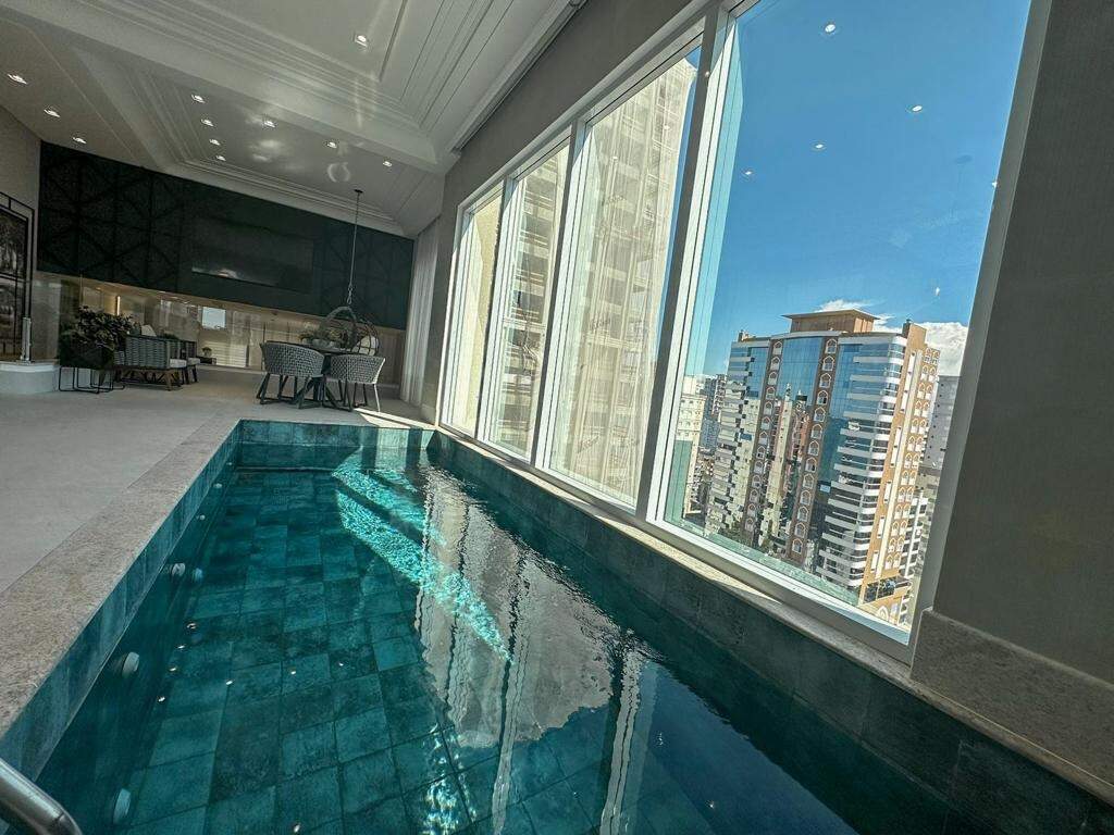Apartamento à venda no Meia Praia: Piscina privativa