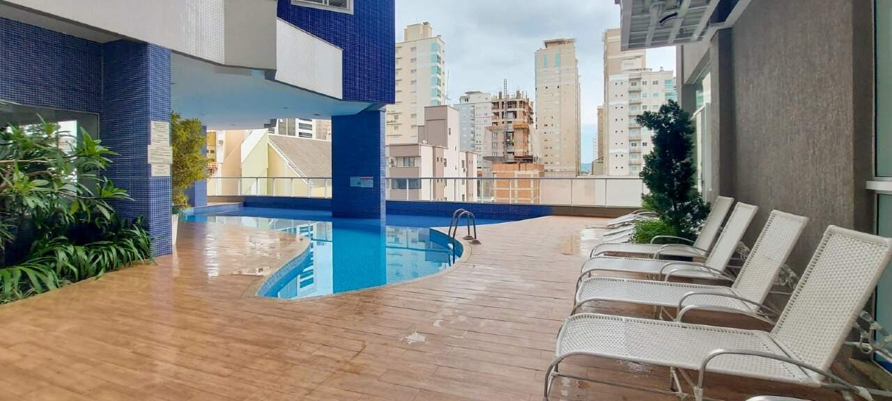 Apartamento à venda no Meia Praia: Piscina 