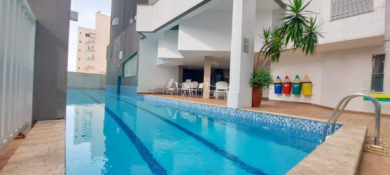 Apartamento à venda no Meia Praia: Piscina 