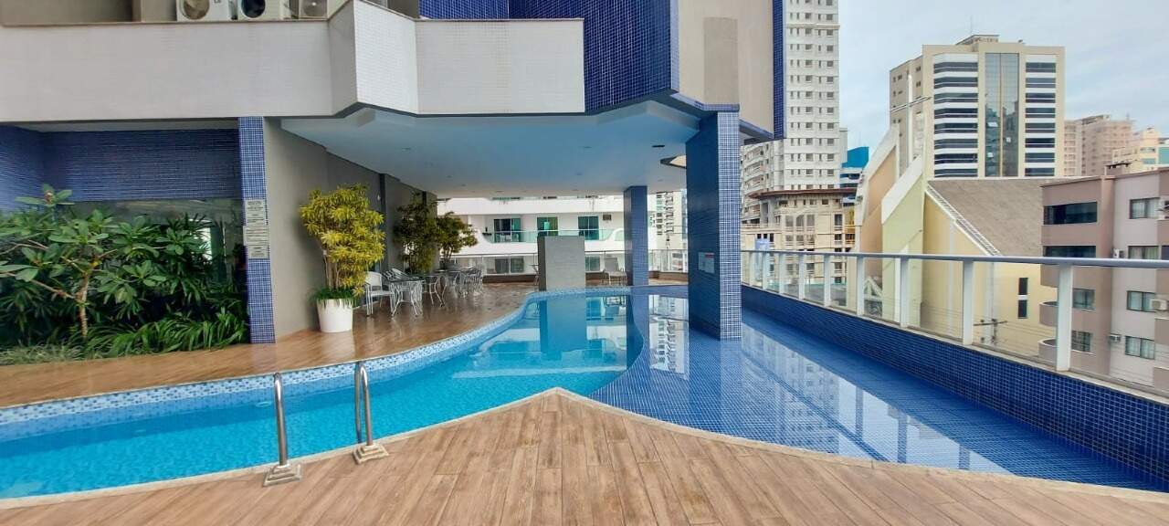 Apartamento à venda no Meia Praia: Piscina 