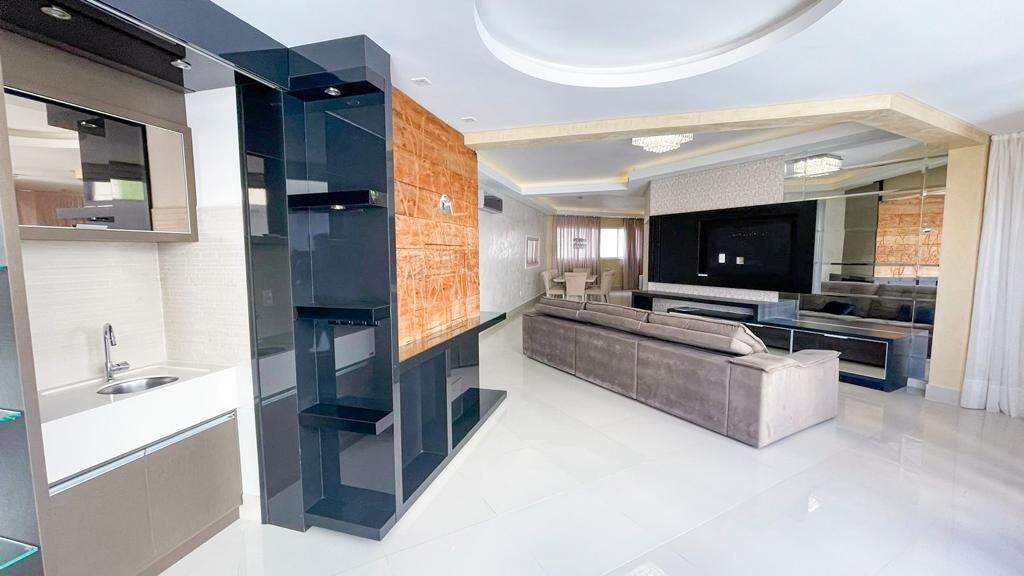 Apartamento à venda no Meia Praia: Área gourmet com churrasqueira 