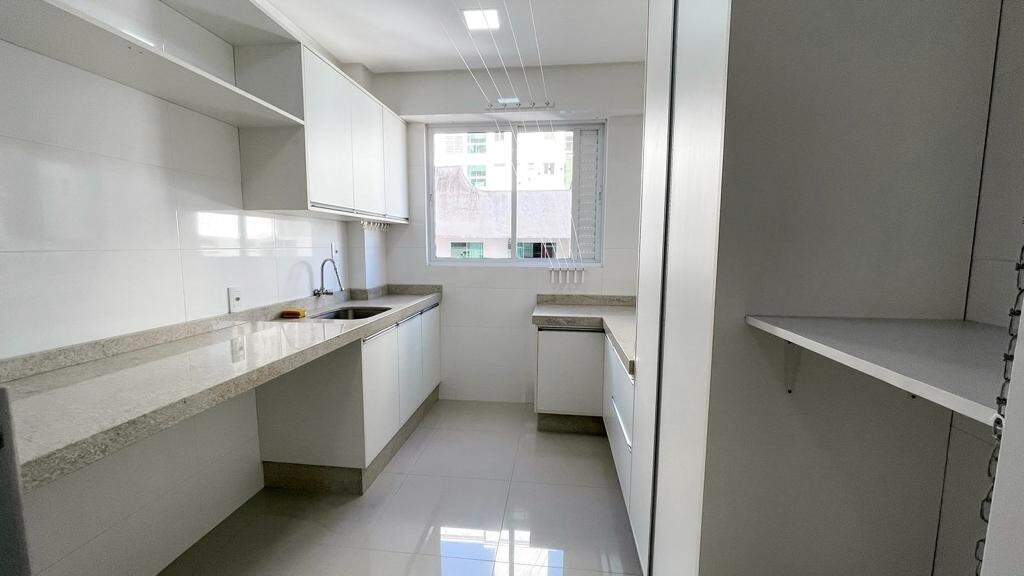 Apartamento à venda no Meia Praia: Área de serviço