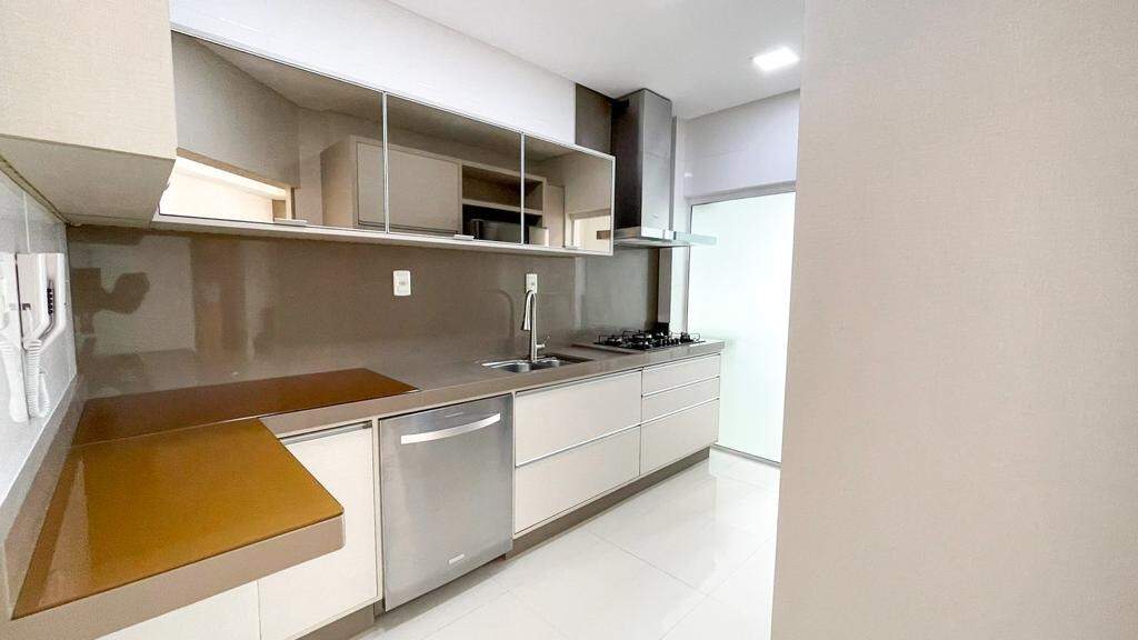 Apartamento à venda no Meia Praia: Cozinha 