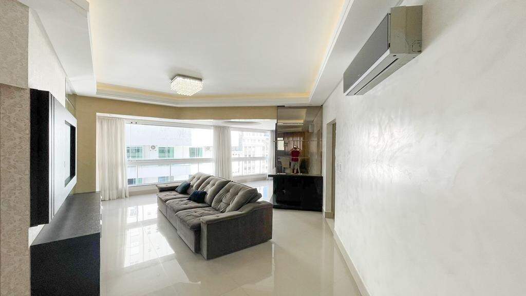 Apartamento à venda no Meia Praia: Living 