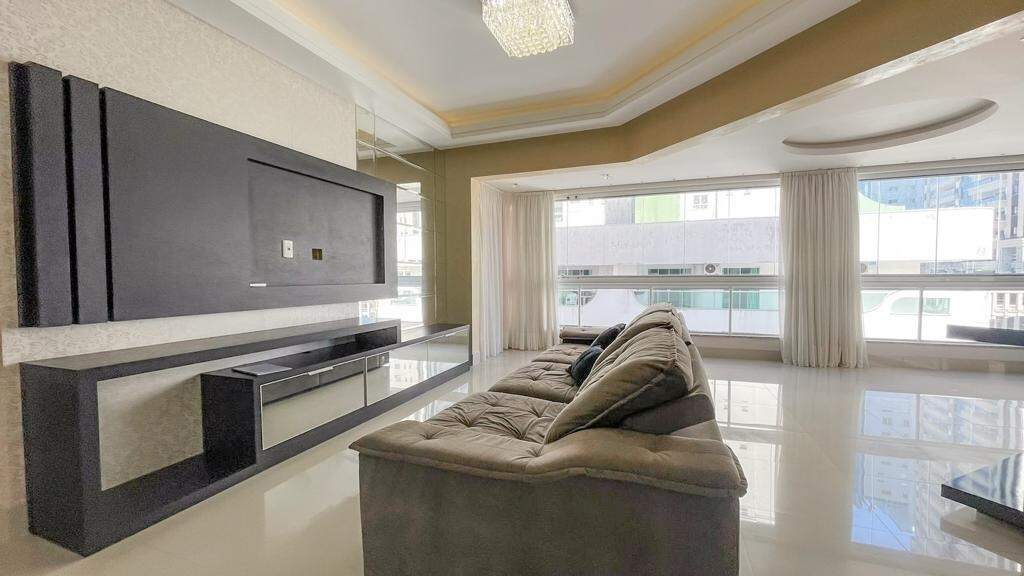 Apartamento à venda no Meia Praia: Living 