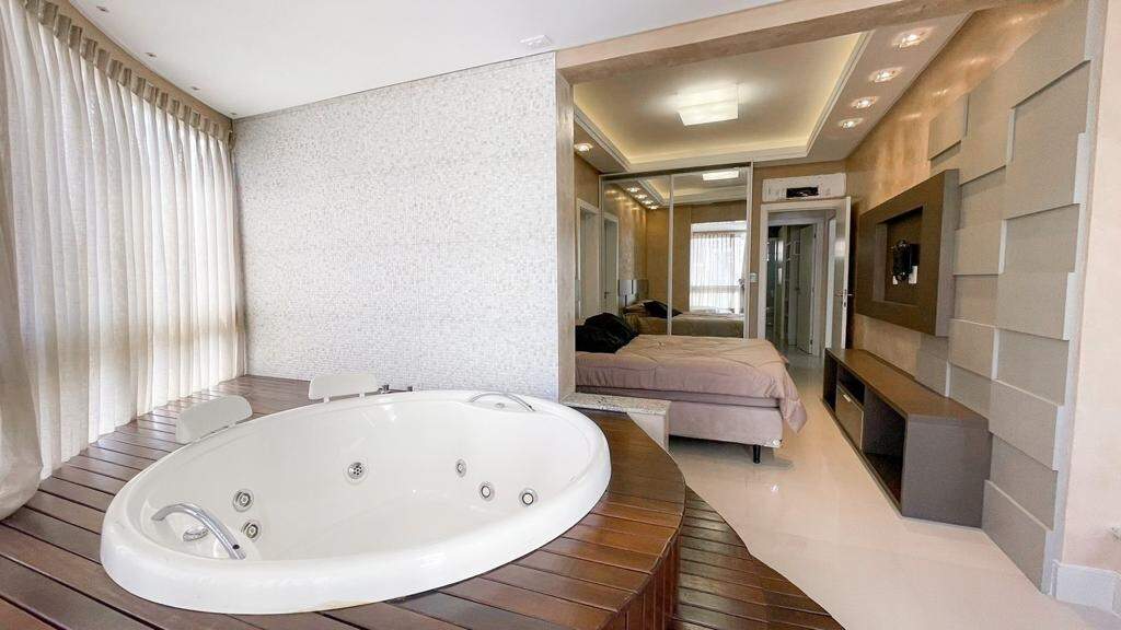 Apartamento à venda no Meia Praia: Suíte master 