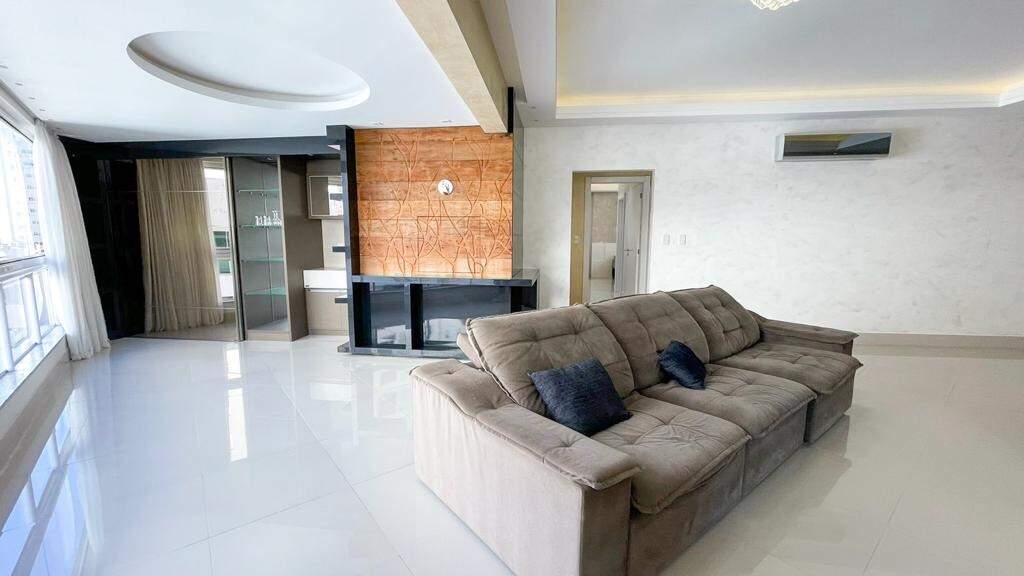 Apartamento à venda no Meia Praia: Living e área gourmet 
