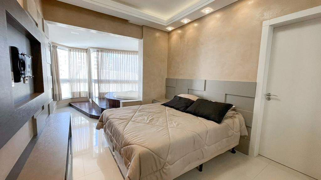 Apartamento à venda no Meia Praia: Suíte master