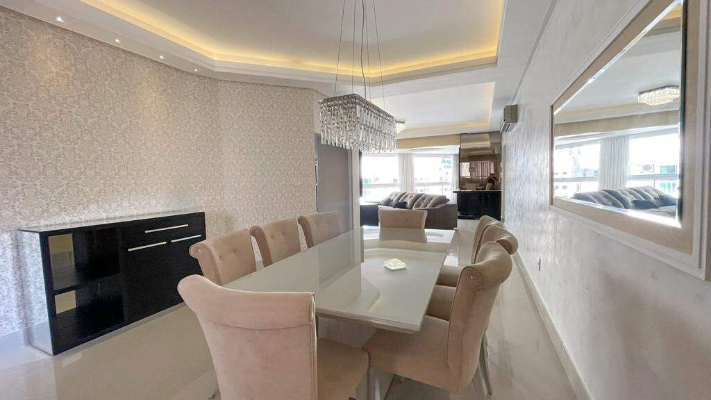 Apartamento à venda no Meia Praia: Sala de jantar