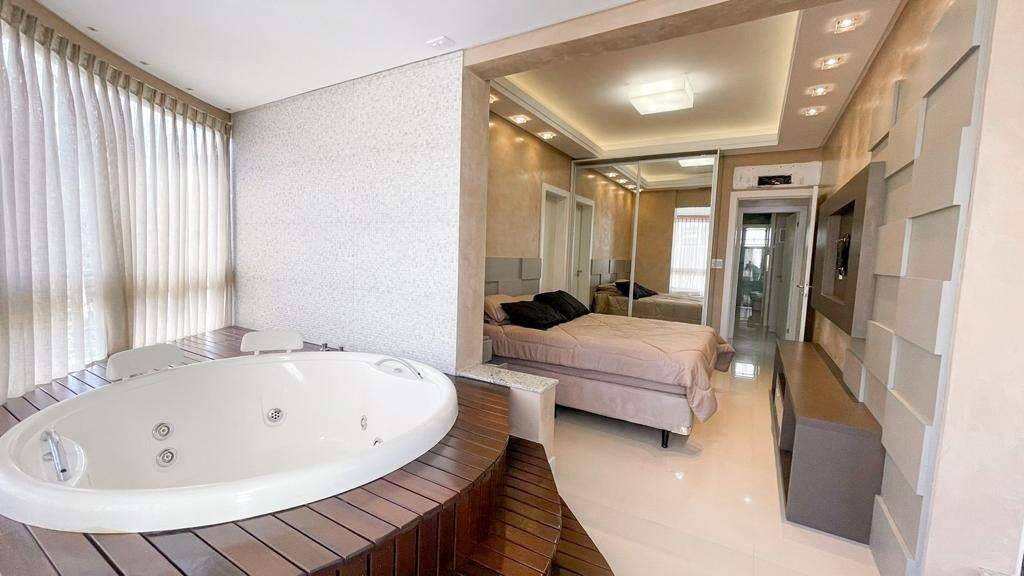 Apartamento à venda no Meia Praia: Suíte master 