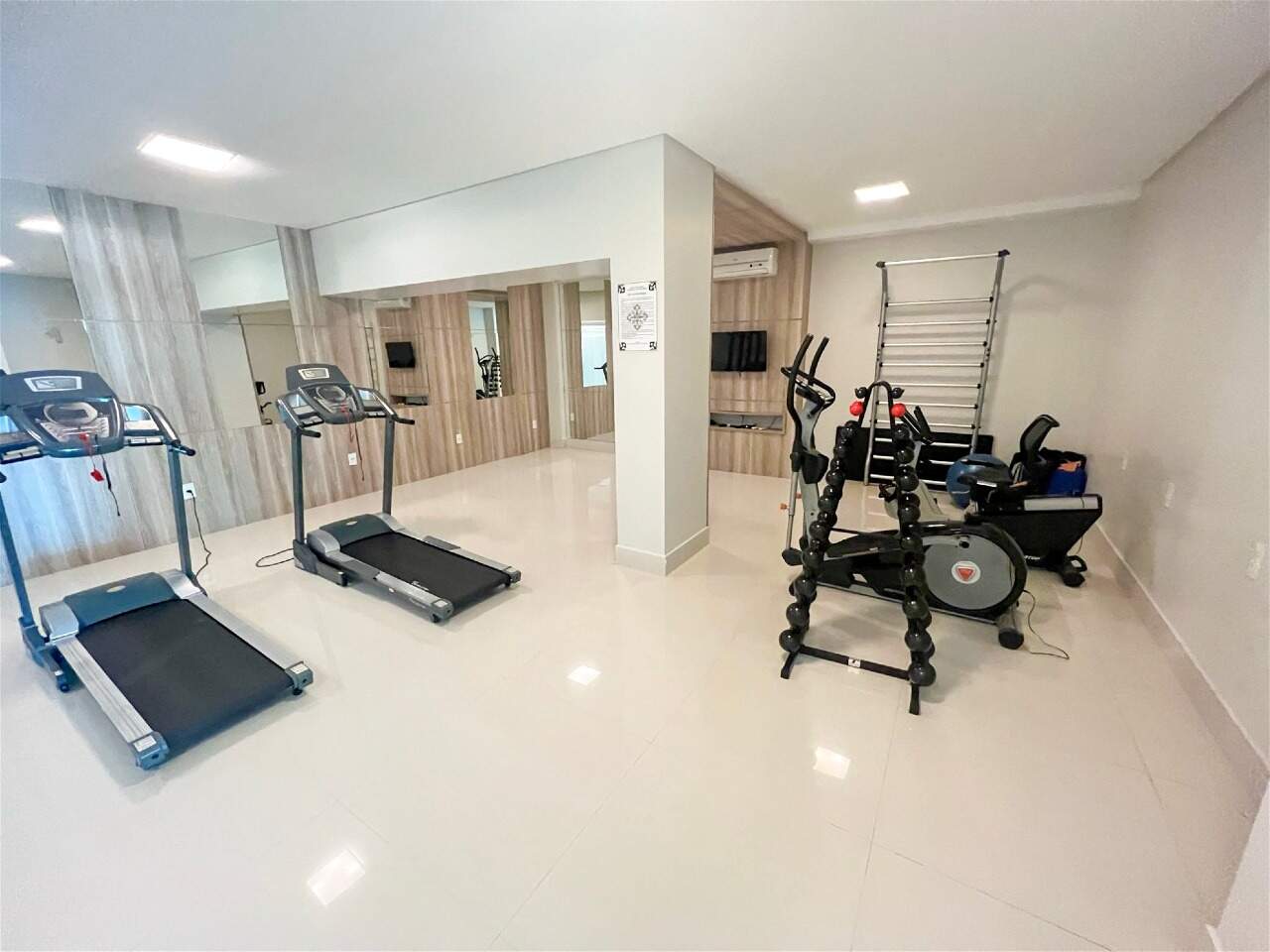 Apartamento à venda no Meia Praia: Academia