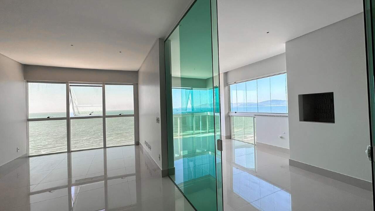 Apartamento à venda no Meia Praia: Living e sacada com churrasqueira