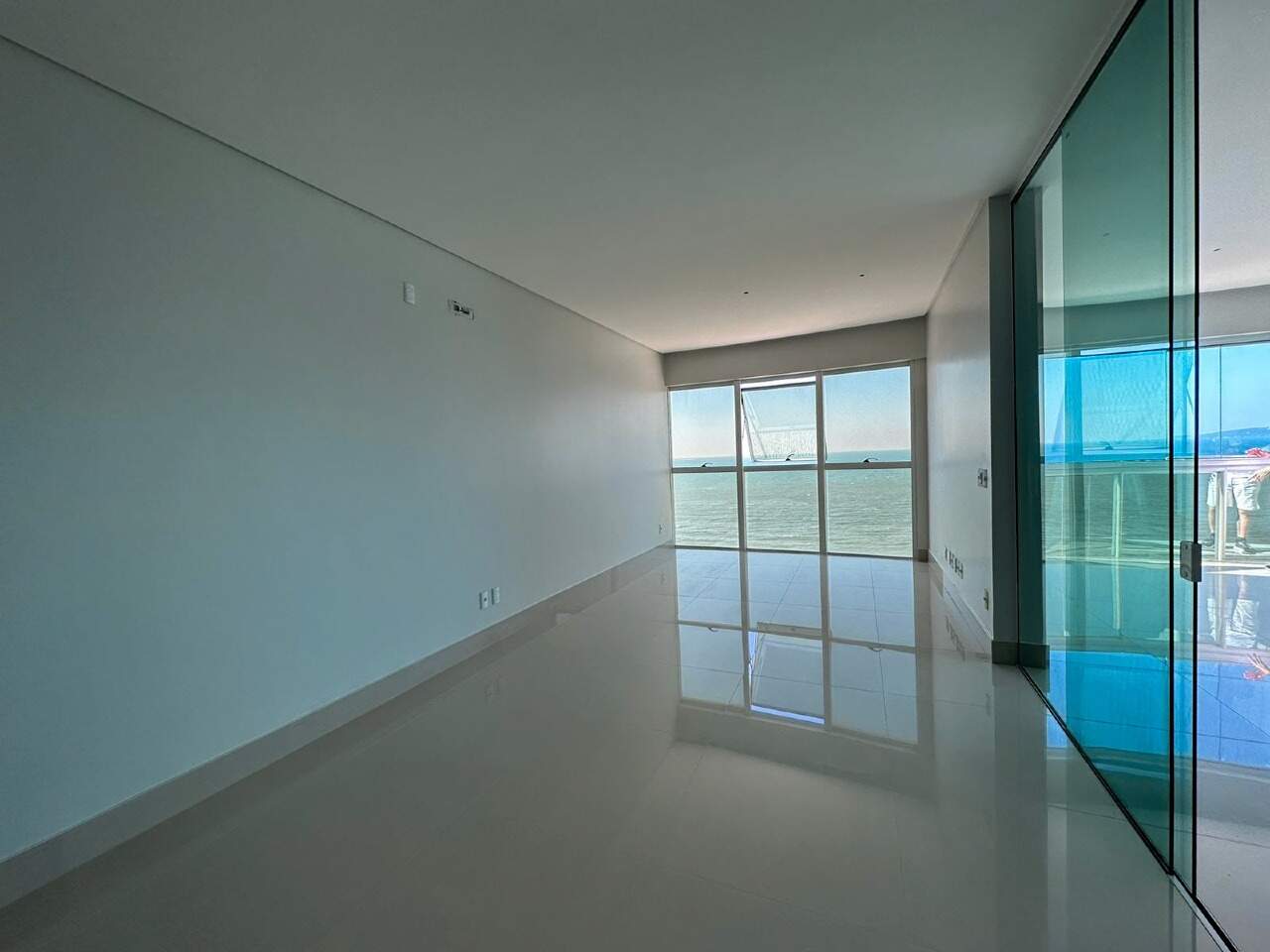 Apartamento à venda no Meia Praia: Living