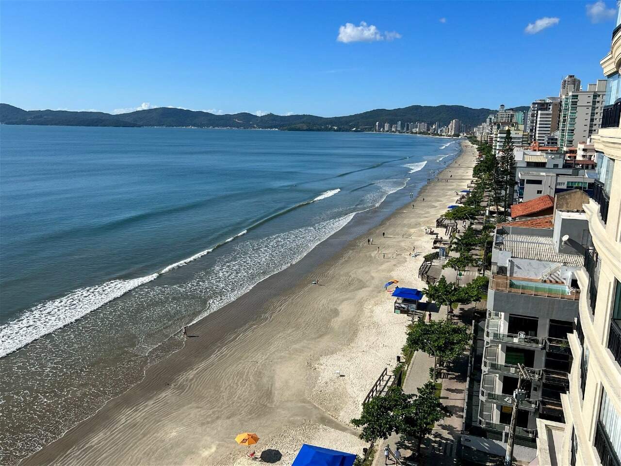 Apartamento à venda no Meia Praia: Vista do apartamento 