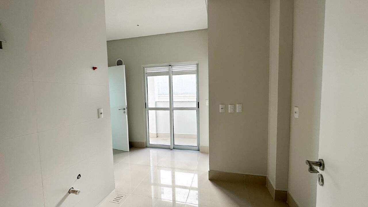 Apartamento à venda no Meia Praia: Living e cozinha