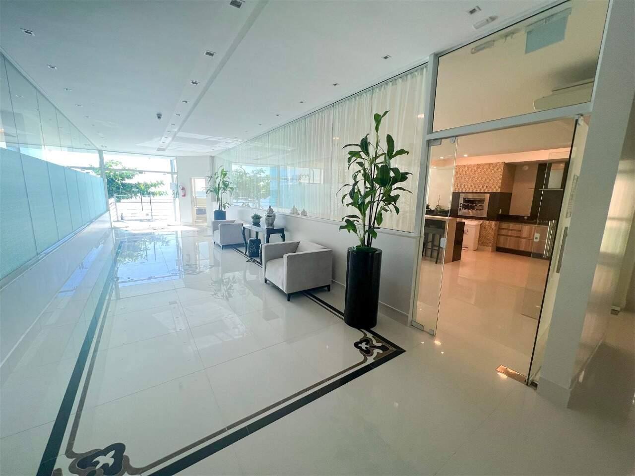 Apartamento à venda no Meia Praia: Hall de entrada