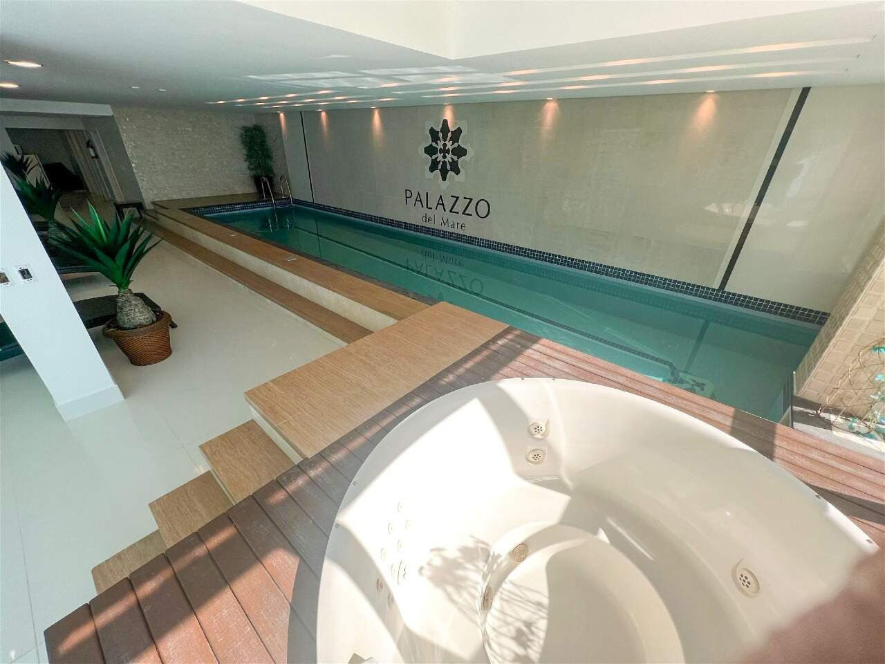 Apartamento à venda no Meia Praia: Piscina