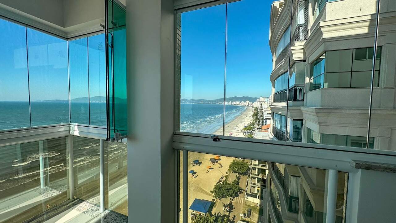 Apartamento à venda no Meia Praia: Vista da sacada