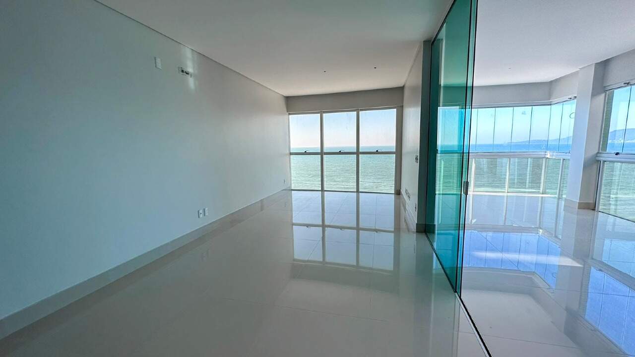 Apartamento à venda no Meia Praia: Living e sacada com churrasqueira