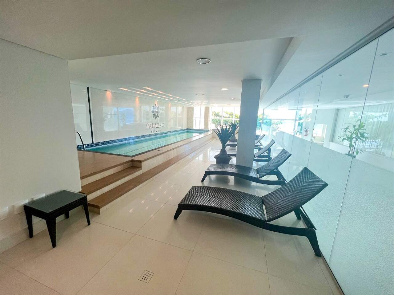 Apartamento à venda no Meia Praia: Estar da piscina
