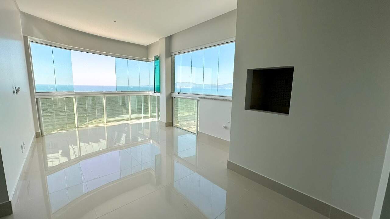 Apartamento à venda no Meia Praia: Sacada com churrasqueira