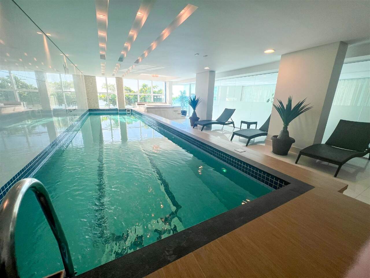 Apartamento à venda no Meia Praia: Piscina