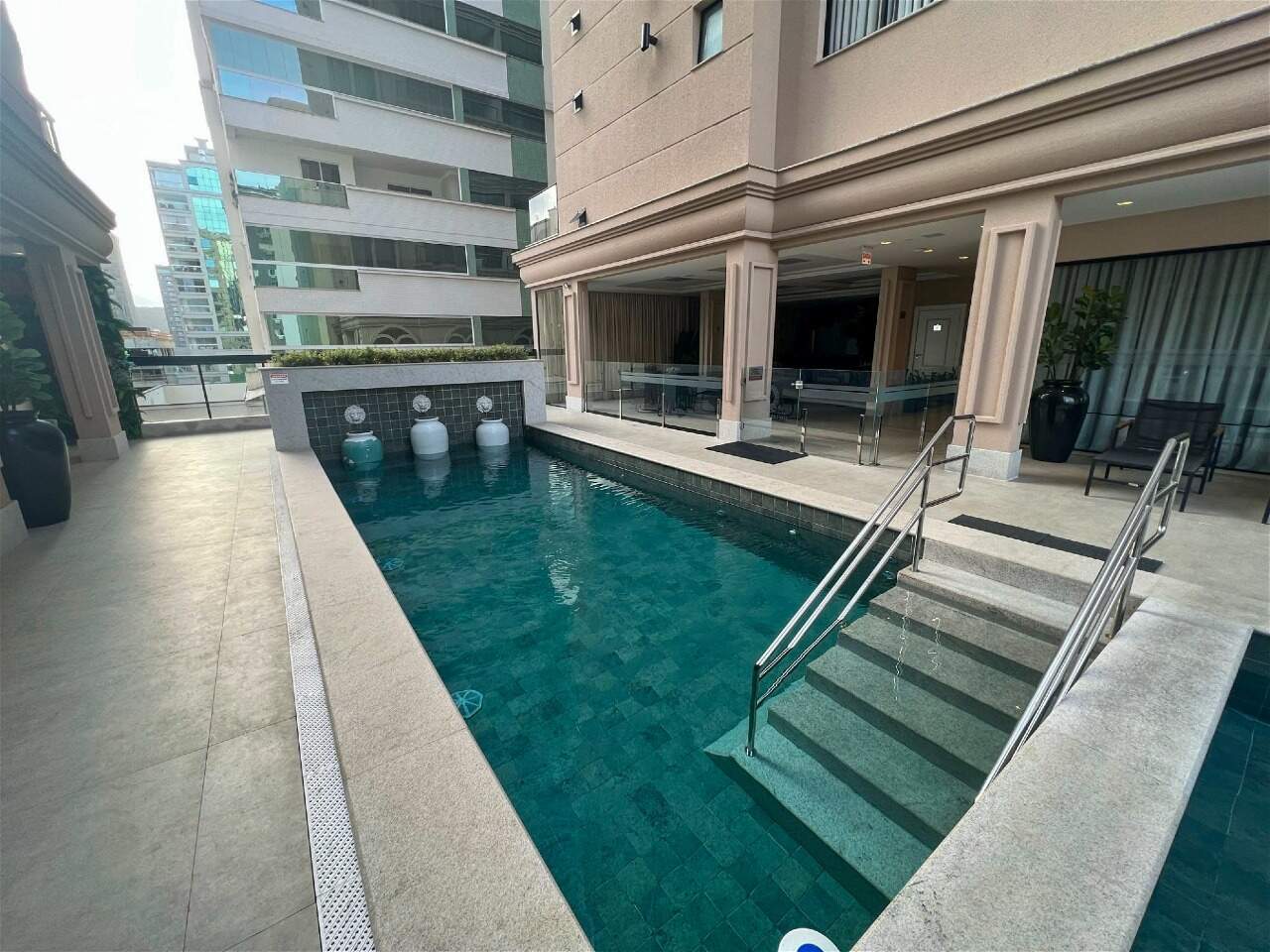 Apartamento à venda no Meia Praia: Piscinas 